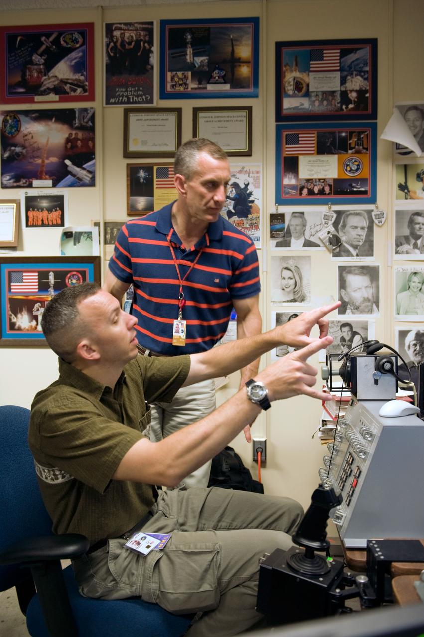 PHOTO DATE: 05_07_09 LOCATION: B9 VR LAB SUBJECT: STS-129 EVA VR TRAINING PHOTOGRAPHER: GEESEMAN