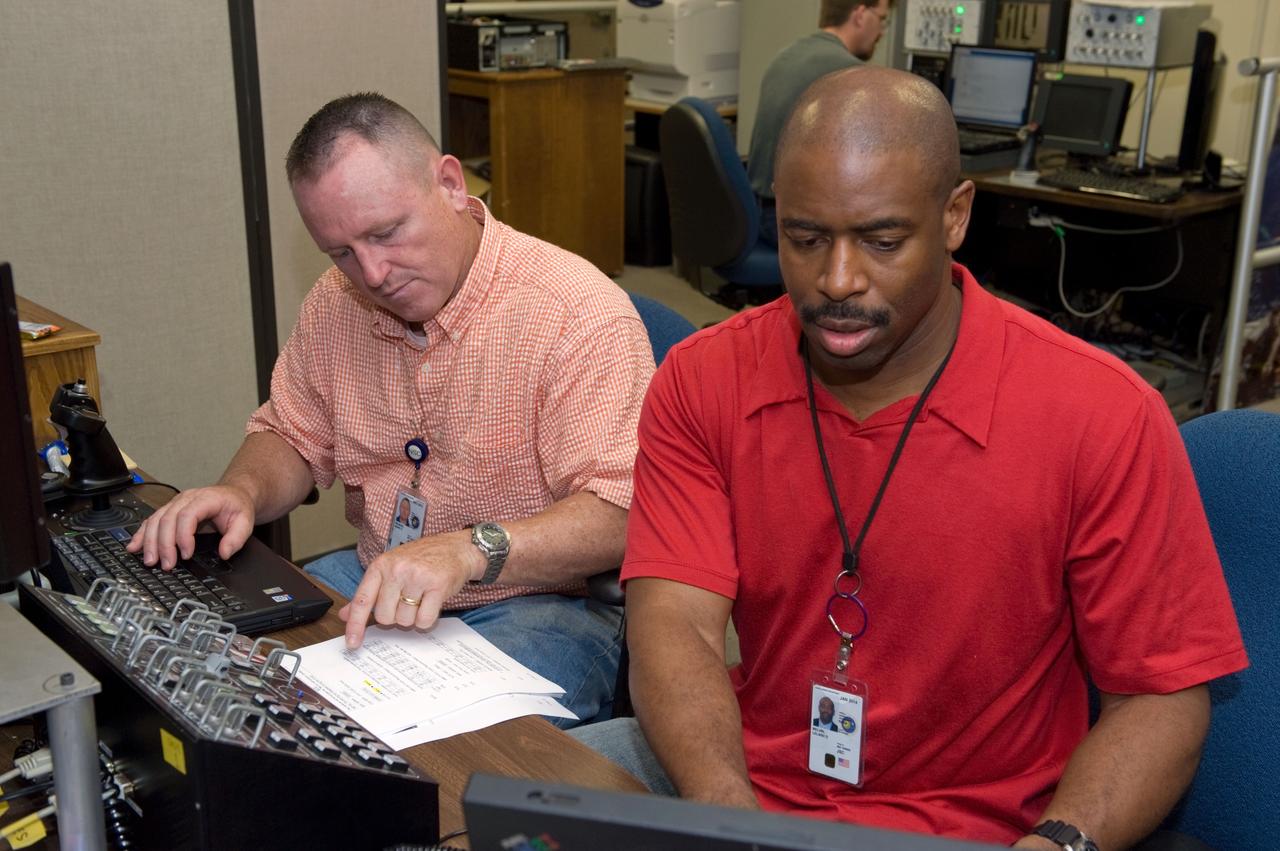 PHOTO DATE: 05_07_09 LOCATION: B9 VR LAB SUBJECT: STS-129 EVA VR TRAINING PHOTOGRAPHER: GEESEMAN