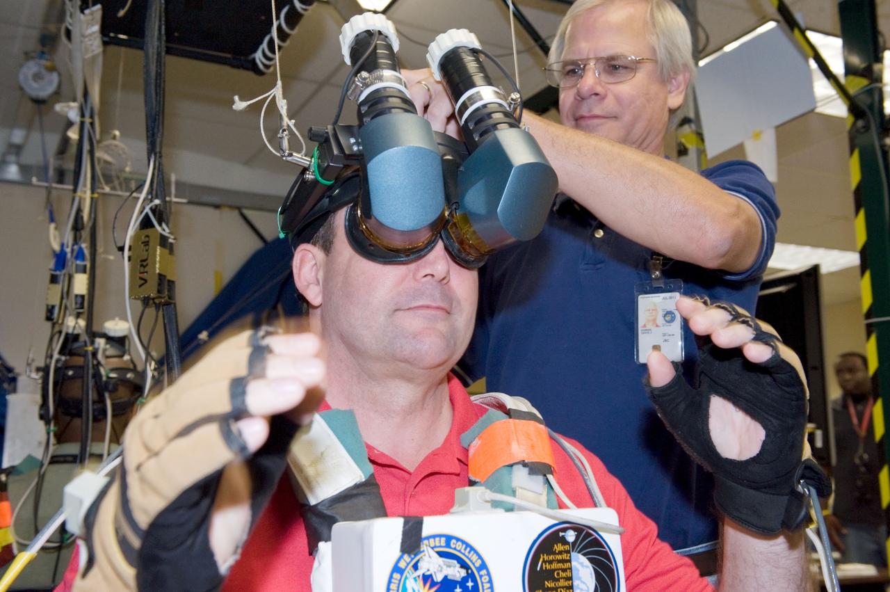 PHOTO DATE: 05_07_09 LOCATION: B9 VR LAB SUBJECT: STS-129 EVA VR TRAINING PHOTOGRAPHER: GEESEMAN