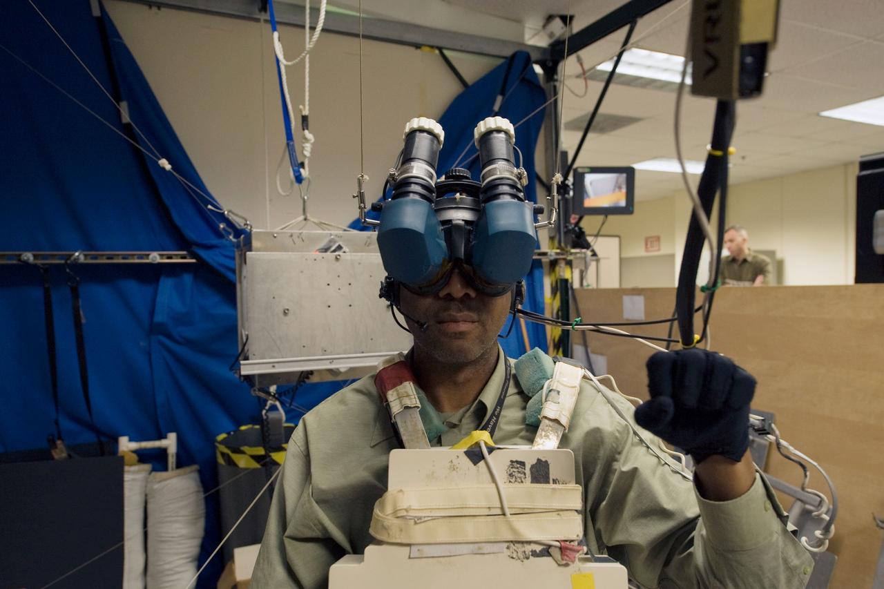 PHOTO DATE: 05_07_09 LOCATION: B9 VR LAB SUBJECT: STS-129 EVA VR TRAINING PHOTOGRAPHER: GEESEMAN