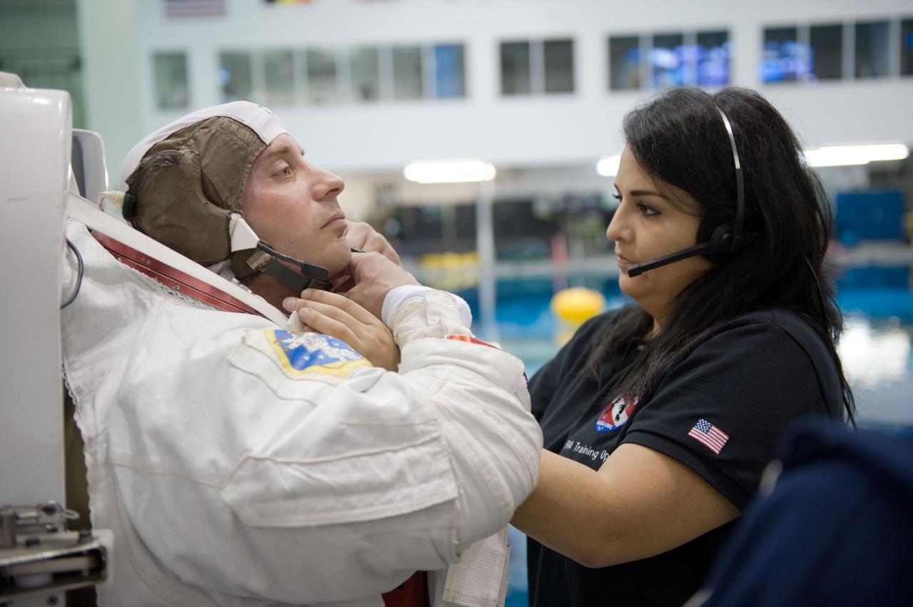 PHOTO DATE: 05-13-09 LOCATION:  NBL POOLSIDE SUBJECT:Soichi Noguchi preparations for Maintenance EVA task at the NBL PHOTOGRAPHER:  BILL STAFFORD X34753