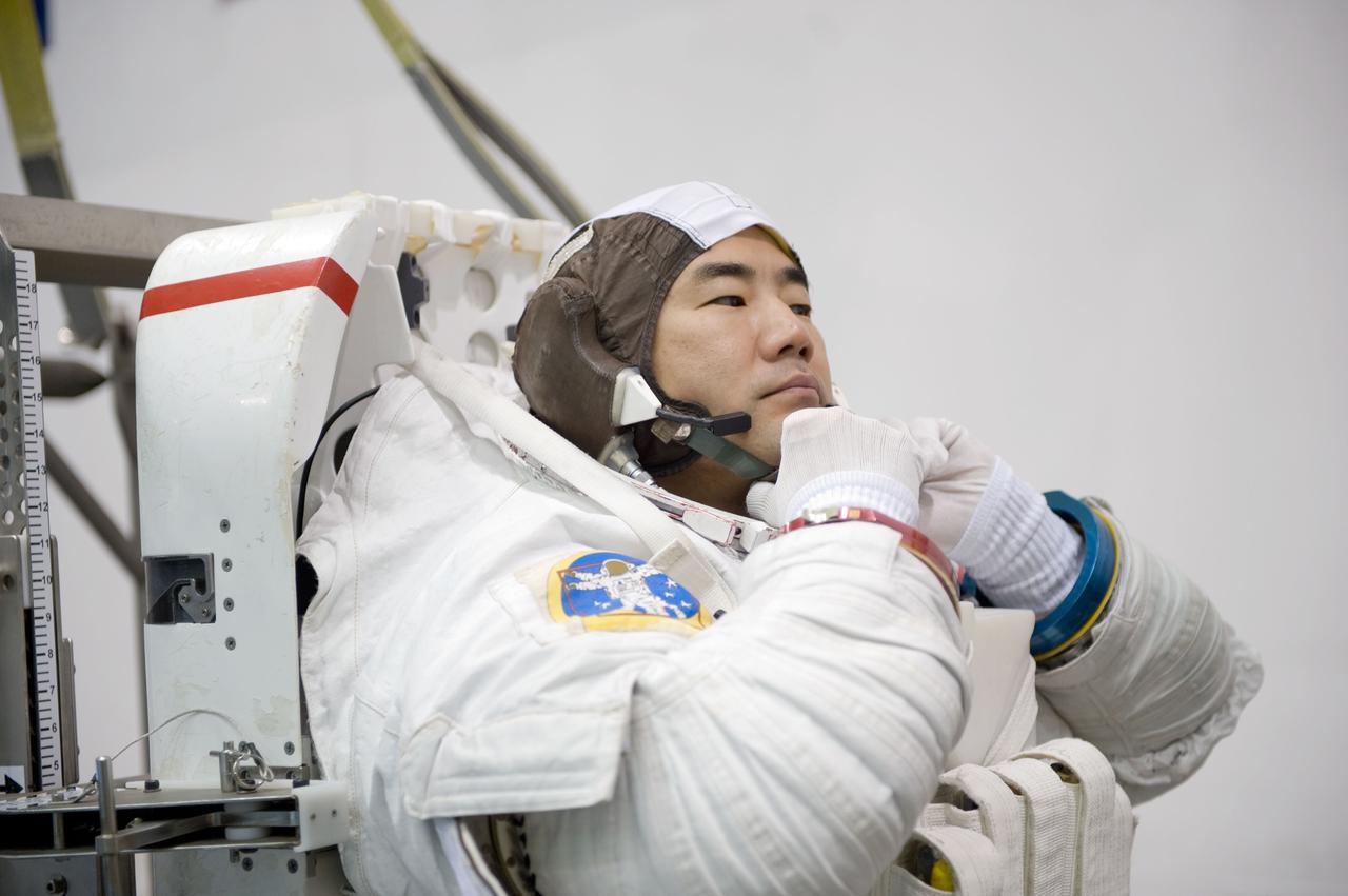 PHOTO DATE: 05-13-09 LOCATION:  NBL POOLSIDE SUBJECT:Soichi Noguchi preparations for Maintenance EVA task at the NBL PHOTOGRAPHER:  BILL STAFFORD X34753