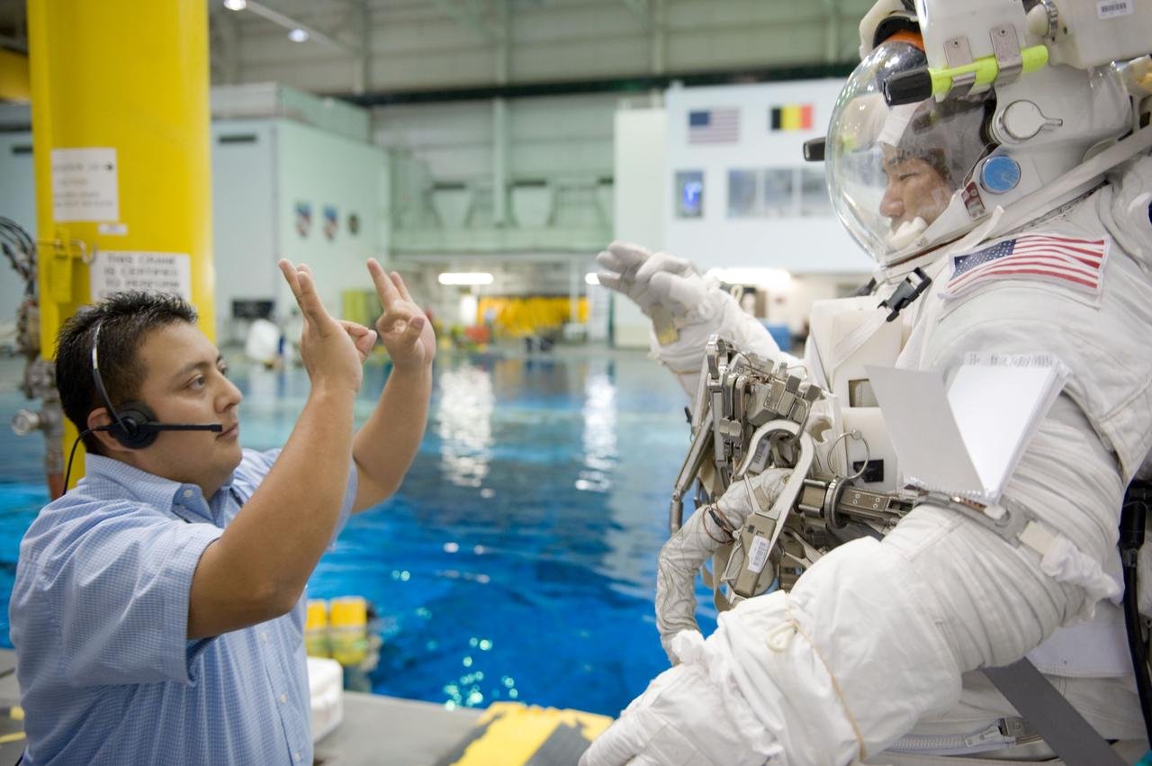 PHOTO DATE: 05-13-09 LOCATION:  NBL POOLSIDE SUBJECT:Soichi Noguchi preparations for Maintenance EVA task at the NBL PHOTOGRAPHER:  BILL STAFFORD X34753