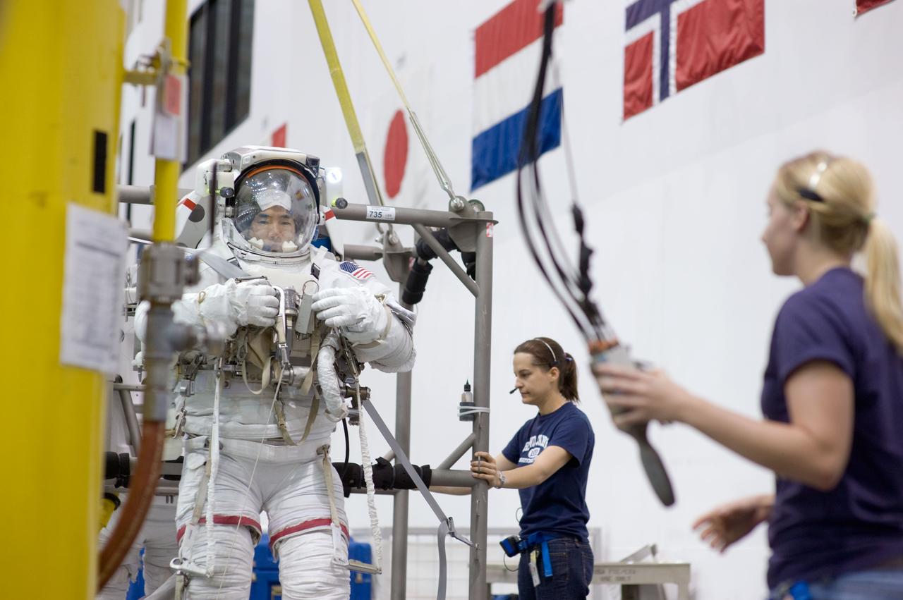PHOTO DATE: 05-13-09 LOCATION:  NBL POOLSIDE SUBJECT:Soichi Noguchi preparations for Maintenance EVA task at the NBL PHOTOGRAPHER:  BILL STAFFORD X34753