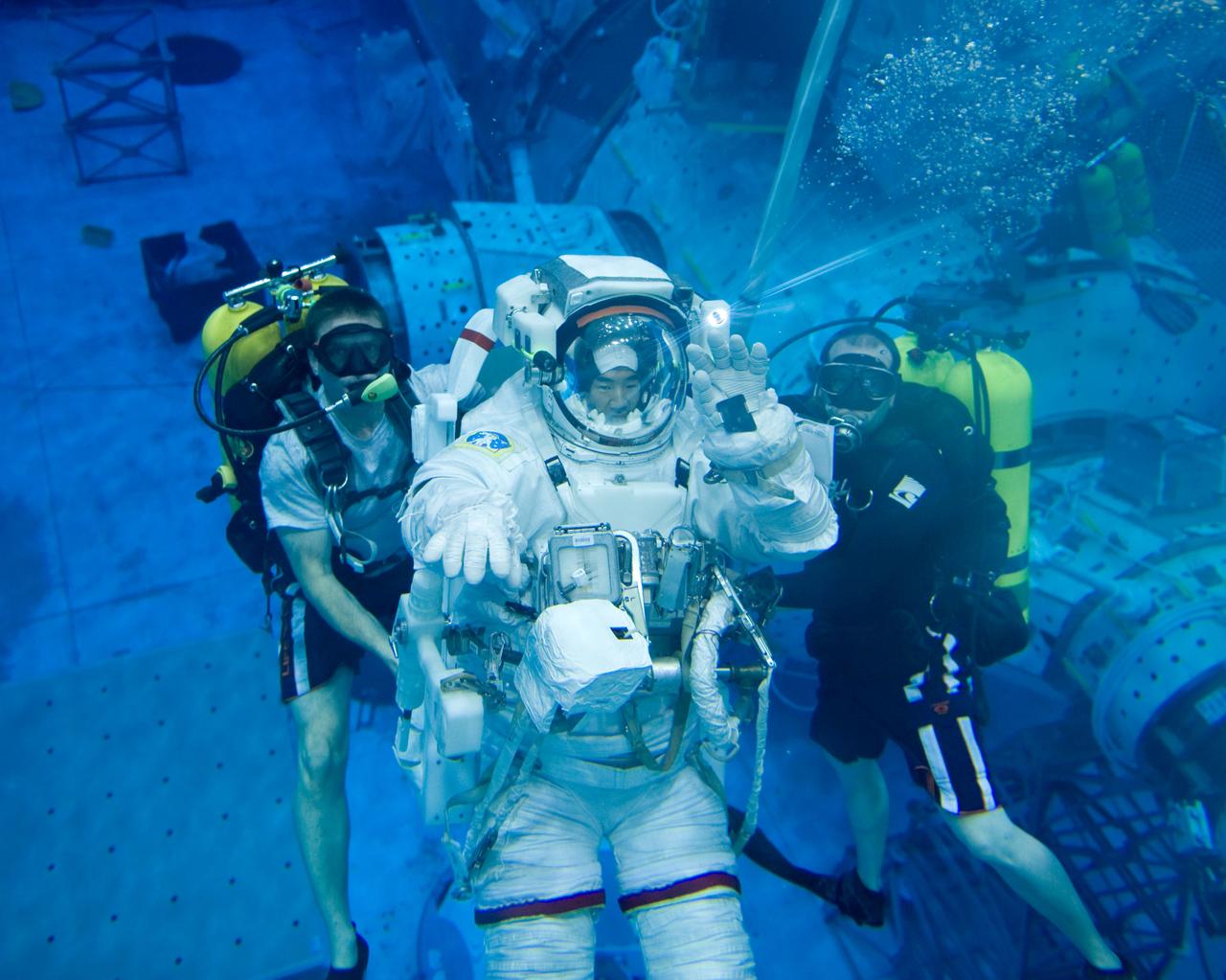 PHOTO DATE: 05-13-09 LOCATION:  NBL POOLSIDE SUBJECT:Soichi Noguchi preparations for Maintenance EVA task at the NBL PHOTOGRAPHER:  BILL STAFFORD X34753