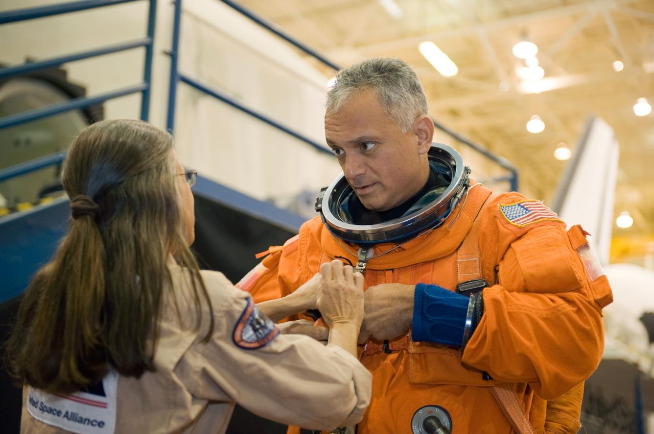 PHOTO DATE:  05-18-09 LOCATION: Bldg 9NW CCTII SUBJECT: STS-128 Preflight Training,  Post Insertion Activities PHOTOGRAPHER:  James Blair