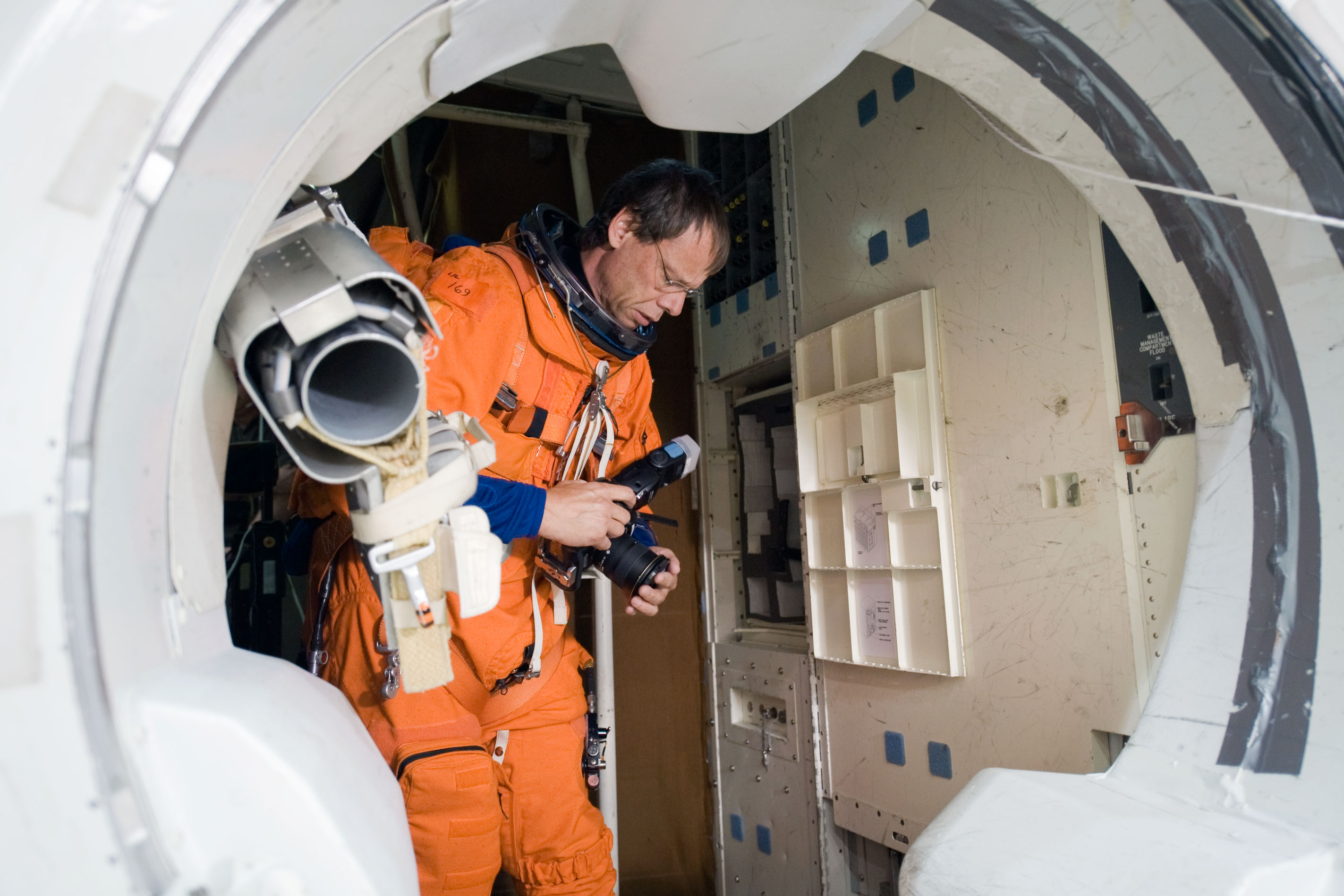 PHOTO DATE:  05-18-09 LOCATION: Bldg 9NW CCTII SUBJECT: STS-128 Preflight Training,  Post Insertion Activities PHOTOGRAPHER:  James Blair