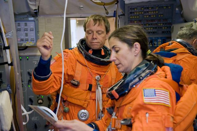 NASA image: STS-128 Preflight Training in Bldg. 5 Fixed Based Simulator