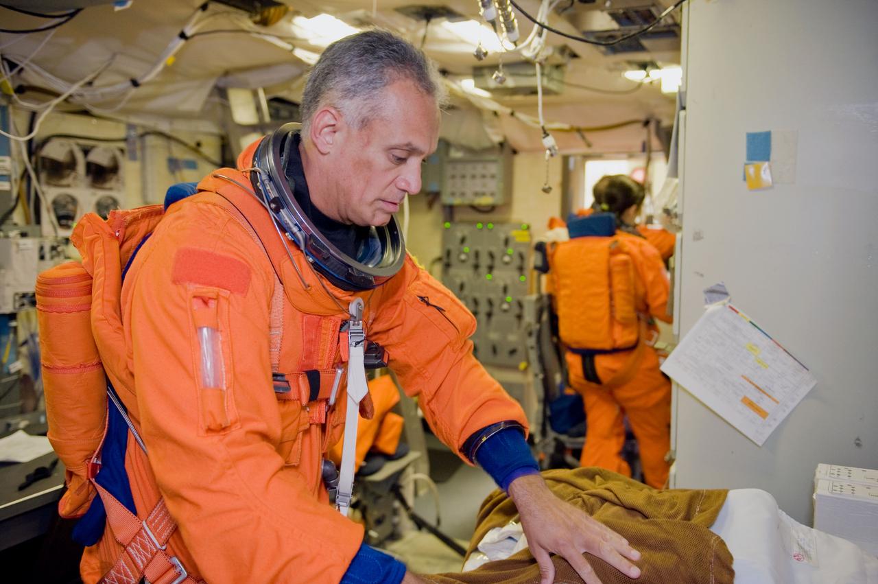 PHOTO DATE: 05-20-09 LOCATION: Bldg 5, Fixed Based Simulator SUBJECT: STS-128 Preflight Training PHOTOGRAPHER: BLAIR