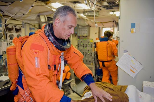 NASA image: STS-128 Preflight Training in Bldg. 5 Fixed Based Simulator