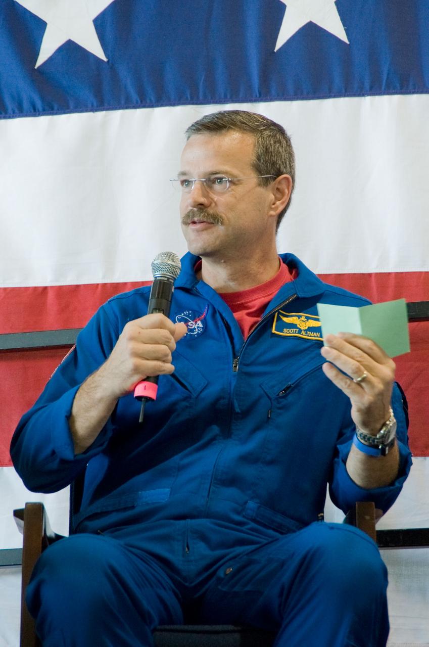 JSC2009-E-122166 (26 May 2009) --- Astronaut Scott Altman, STS-125 commander, addresses a large crowd of well-wishers at the STS-125 crew return ceremony on May 26, 2009 at Ellington Field near NASA?s Johnson Space Center.