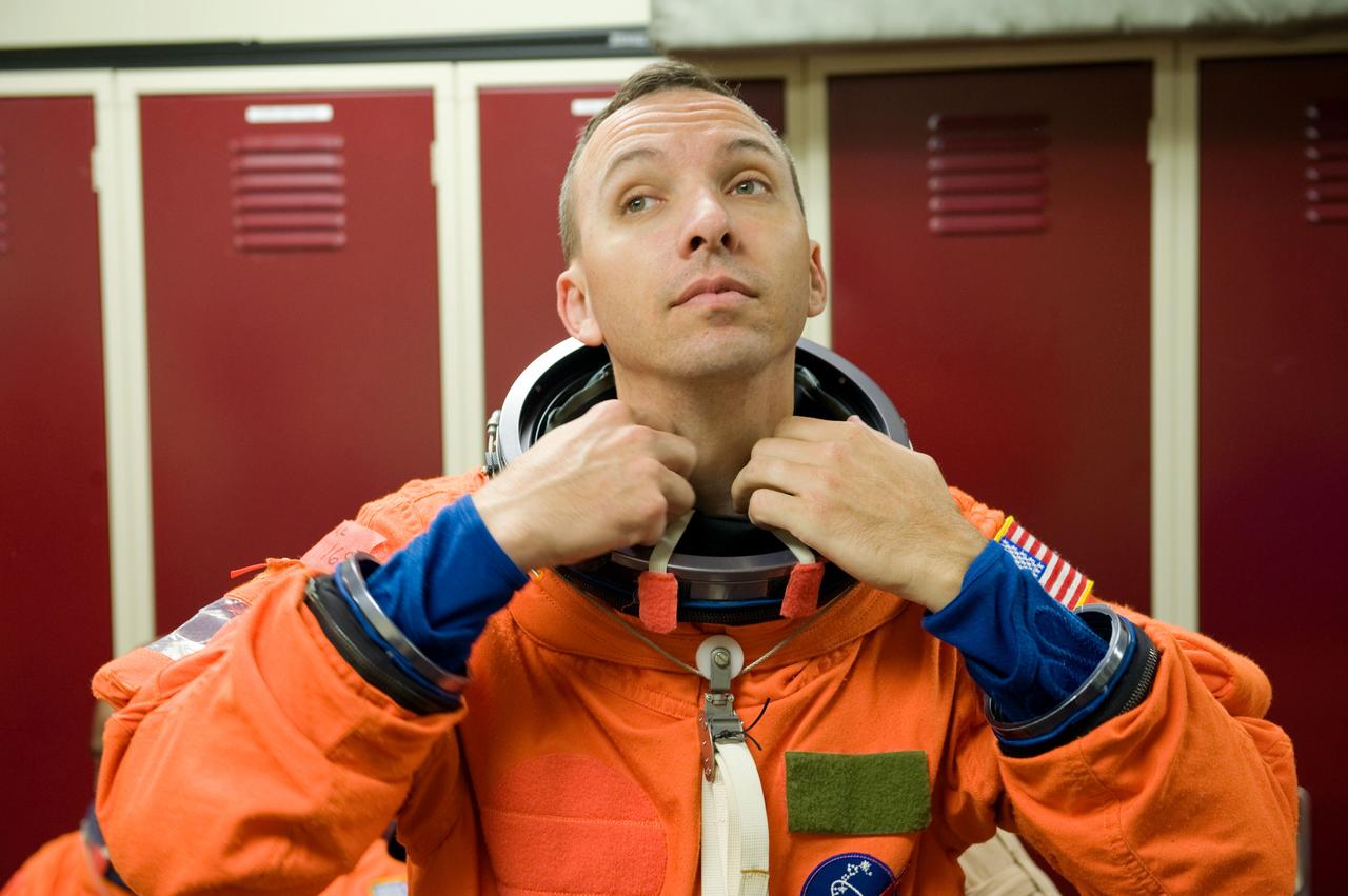 PHOTO DATE:  05-28-09 LOCATION: Bldg 9NW, FFT SUBJECT: Photographic coverage of STS-129 Preflight Training. Suited payload egress training. PHOTOGRAPHER:  James Blair