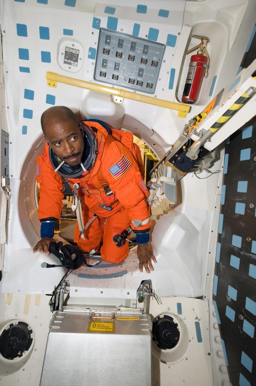 PHOTO DATE:  05-28-09 LOCATION: Bldg 9NW, FFT SUBJECT: Photographic coverage of STS-129 Preflight Training. Suited payload egress training. PHOTOGRAPHER:  James Blair