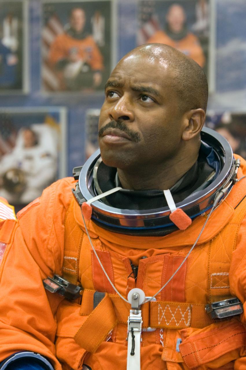 PHOTO DATE:  05-28-09 LOCATION: Bldg 9NW, FFT SUBJECT: Photographic coverage of STS-129 Preflight Training. Suited payload egress training. PHOTOGRAPHER:  James Blair