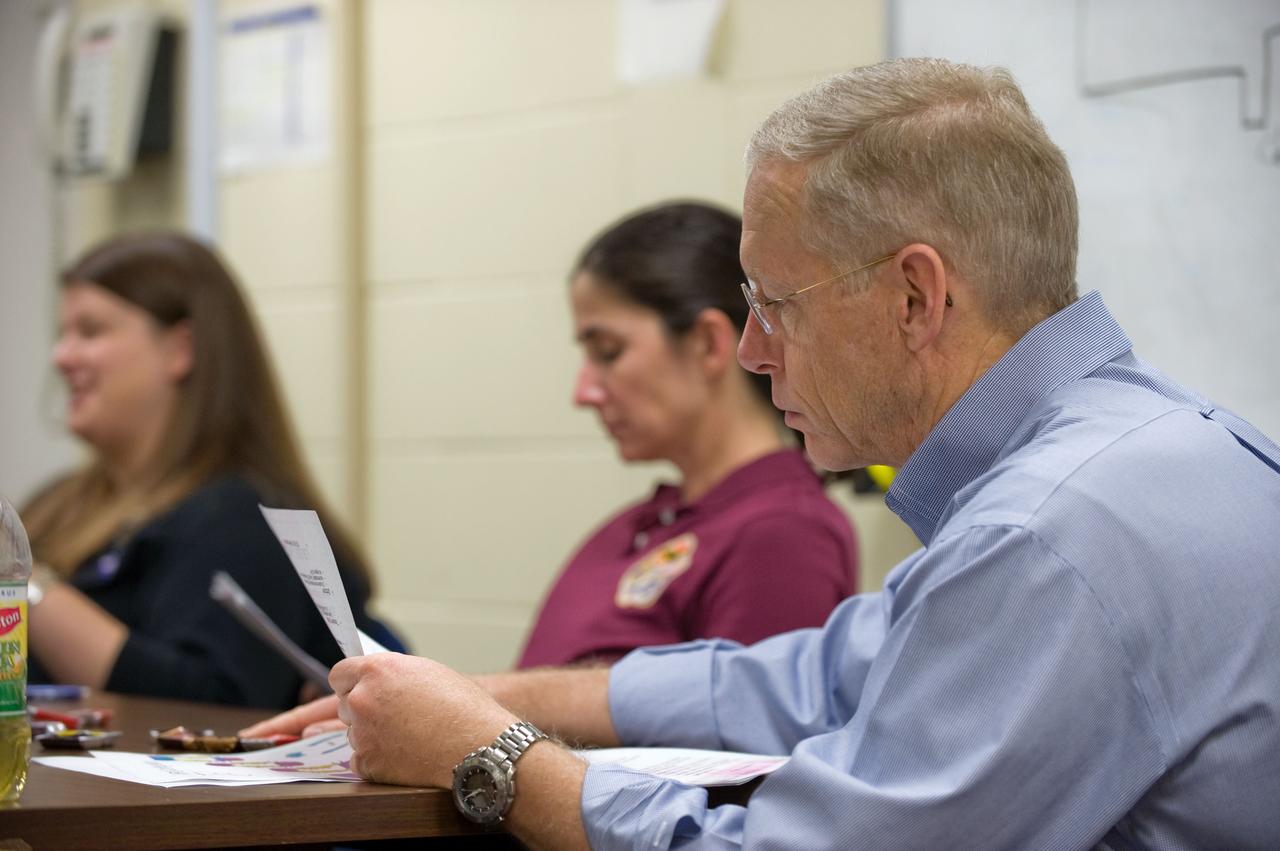PHOTO DATE:  06-08-09 LOCATION: Bldg 9NW, SSMTF,  MPLM SUBJECT: STS-128 crew during their SSMTF TRANS HANDS-ON review in building 9NW. PHOTOGRAPHER:  BLAIR