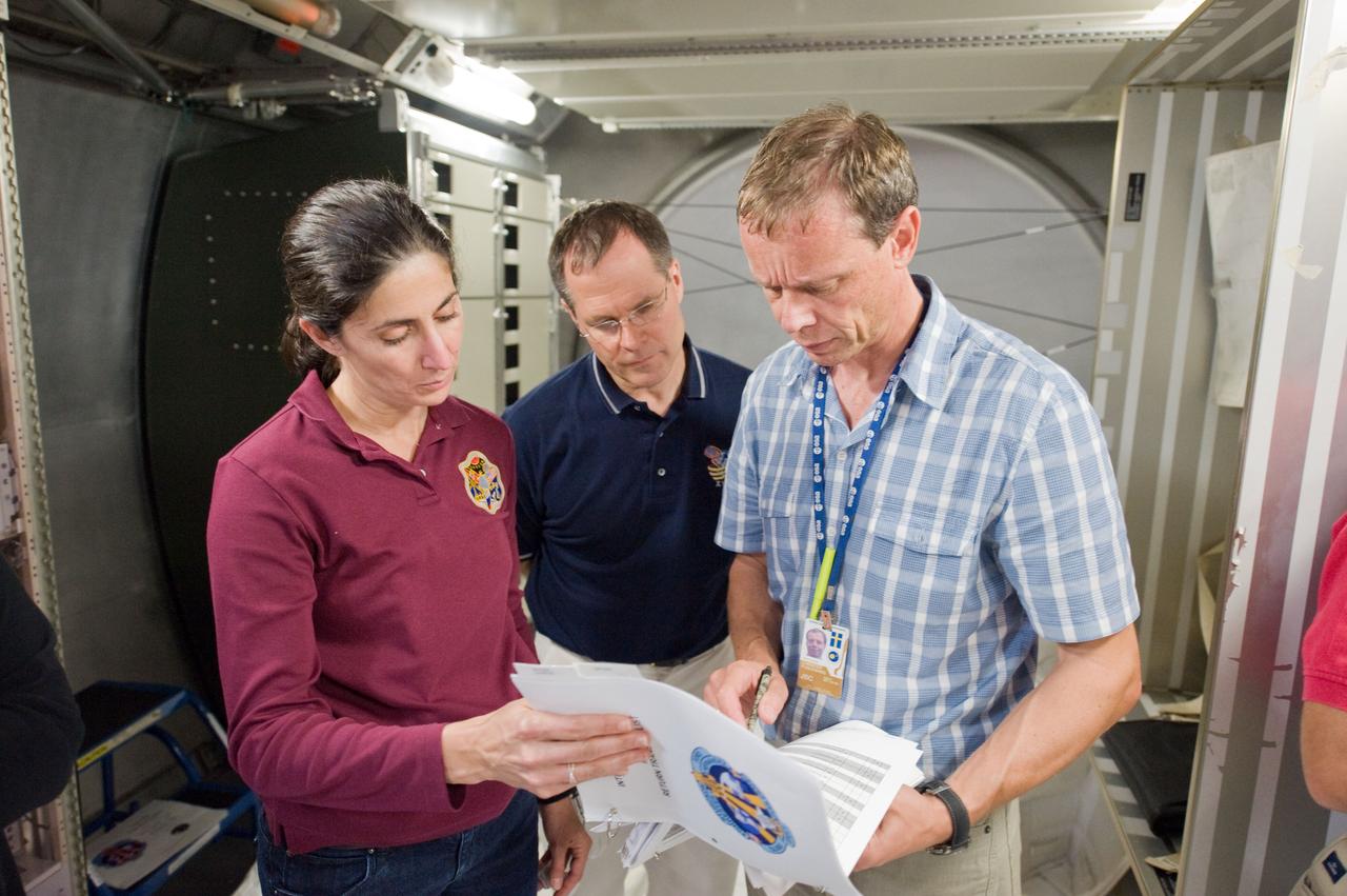 PHOTO DATE:  06-08-09 LOCATION: Bldg 9NW, SSMTF,  MPLM SUBJECT: STS-128 crew during their SSMTF TRANS HANDS-ON review in building 9NW. PHOTOGRAPHER:  BLAIR