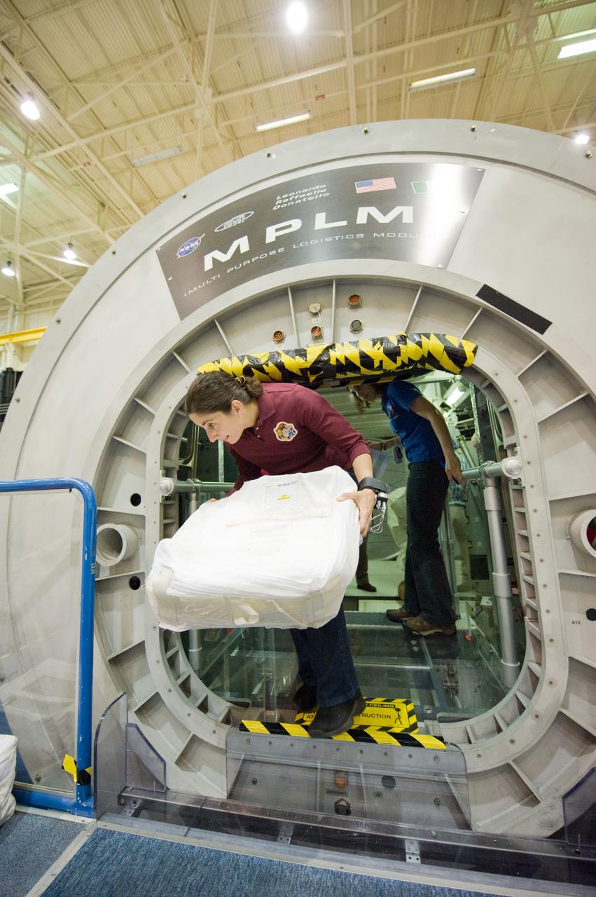 PHOTO DATE:  06-08-09 LOCATION: Bldg 9NW, SSMTF,  MPLM SUBJECT: STS-128 crew during their SSMTF TRANS HANDS-ON review in building 9NW. PHOTOGRAPHER:  BLAIR