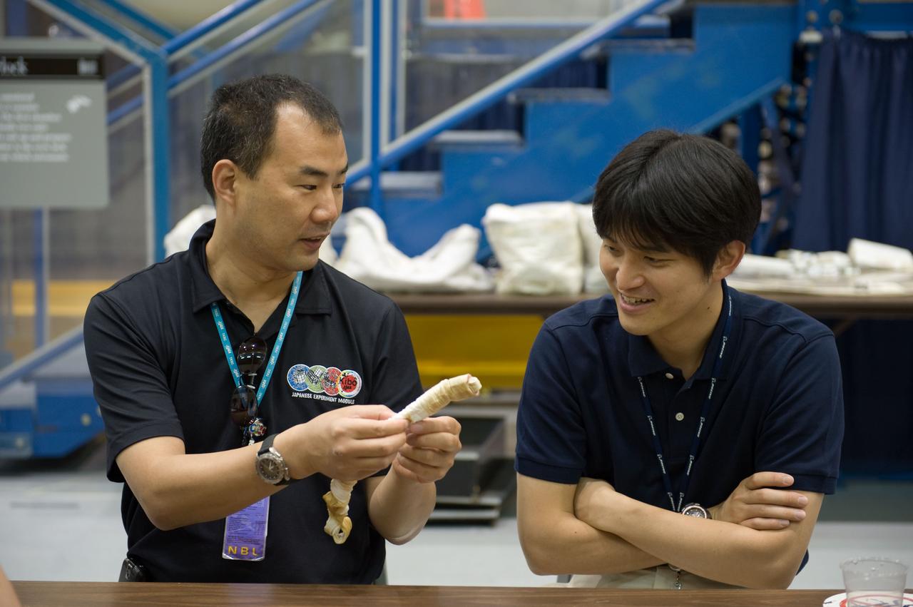 PHOTO DATE: 06-25-09 LOCATION: Bldg 9NW SUBJECT: JAXA veteran astronaut and Expedition 22 crew member Soichi Noguichi with JAXA's two new astronaut candidates Takuya Onishi & Kimiya Yui PHOTOGRAPHER: James Blair