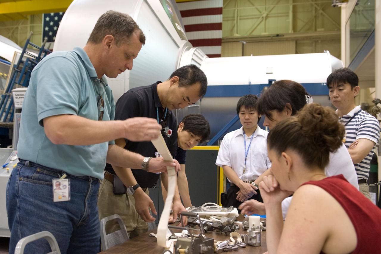 PHOTO DATE: 06-25-09 LOCATION: Bldg 9NW SUBJECT: JAXA veteran astronaut and Expedition 22 crew member Soichi Noguichi with JAXA's two new astronaut candidates Takuya Onishi & Kimiya Yui PHOTOGRAPHER: James Blair