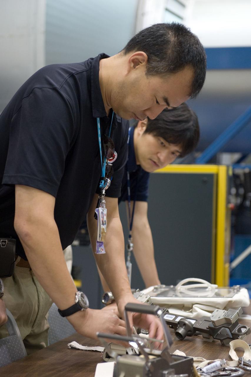 PHOTO DATE:  06-25-09 LOCATION:  Bldg 9NW SUBJECT:  JAXA veteran astronaut and Expedition 22 crew member Soichi Noguichi with JAXA's two new astronaut candidates Takuya Onishi & Kimiya Yui  PHOTOGRAPHER:  James Blair