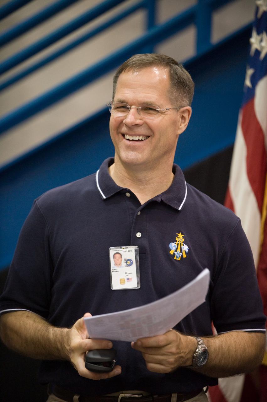 PHOTO DATE: 06-26-09 LOCATION: Bldg 9NW, FFT SUBJECT: STS-128 crew during space station ingress/egress timeline training with instructors Bob Behrendsen and Glenn Johnson PHOTOGRAPHER: James Blair