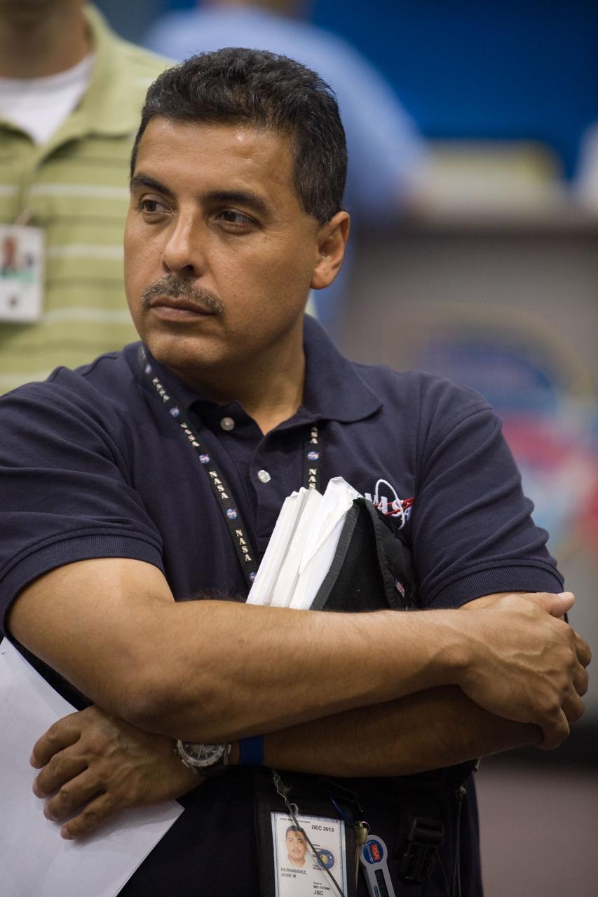 PHOTO DATE: 06-26-09 LOCATION: Bldg 9NW, FFT SUBJECT: STS-128 crew during space station ingress/egress timeline training with instructors Bob Behrendsen and Glenn Johnson PHOTOGRAPHER: James Blair