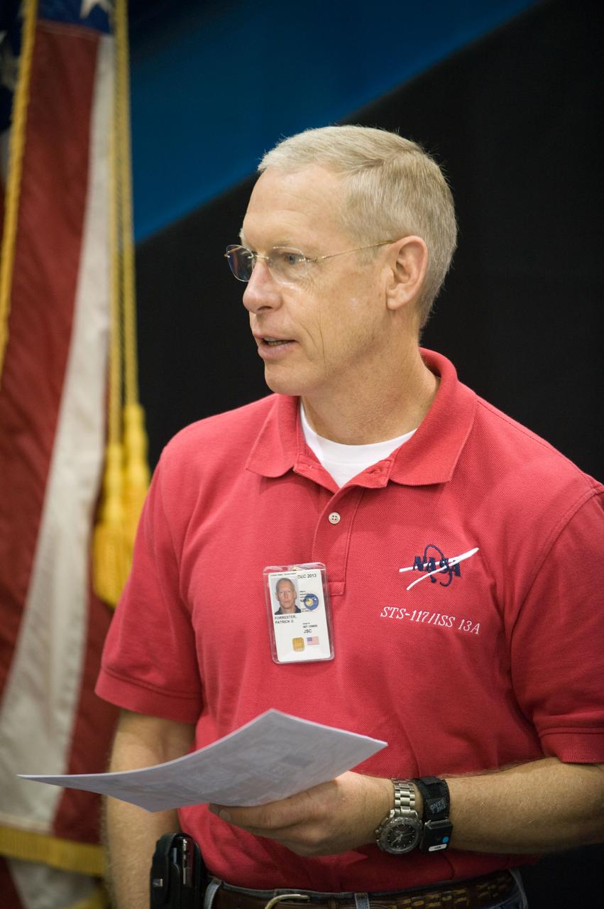 PHOTO DATE: 06-26-09 LOCATION: Bldg 9NW, FFT SUBJECT: STS-128 crew during space station ingress/egress timeline training with instructors Bob Behrendsen and Glenn Johnson PHOTOGRAPHER: James Blair