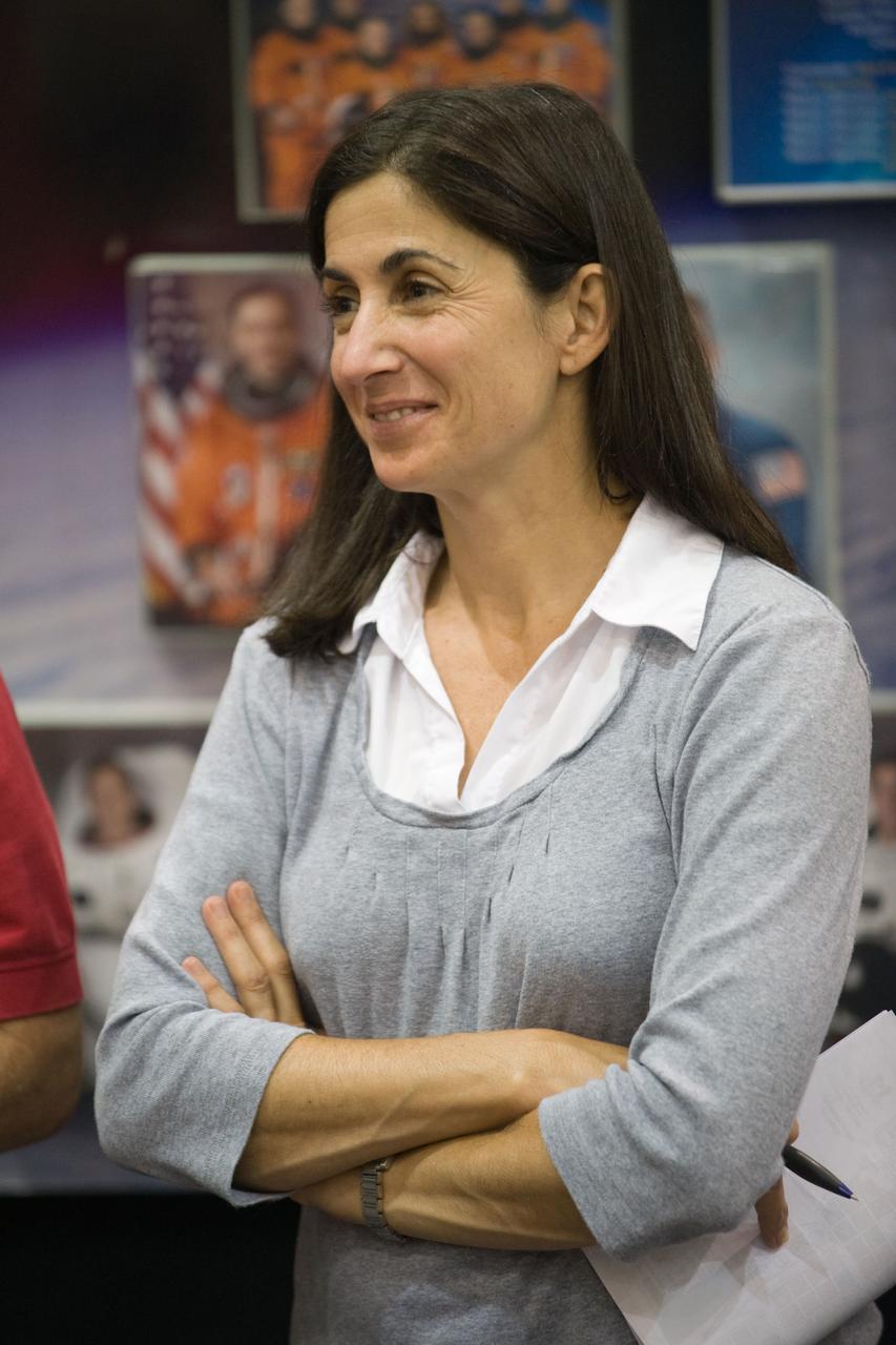 PHOTO DATE: 06-26-09 LOCATION: Bldg 9NW, FFT SUBJECT: STS-128 crew during space station ingress/egress timeline training with instructors Bob Behrendsen and Glenn Johnson PHOTOGRAPHER: James Blair