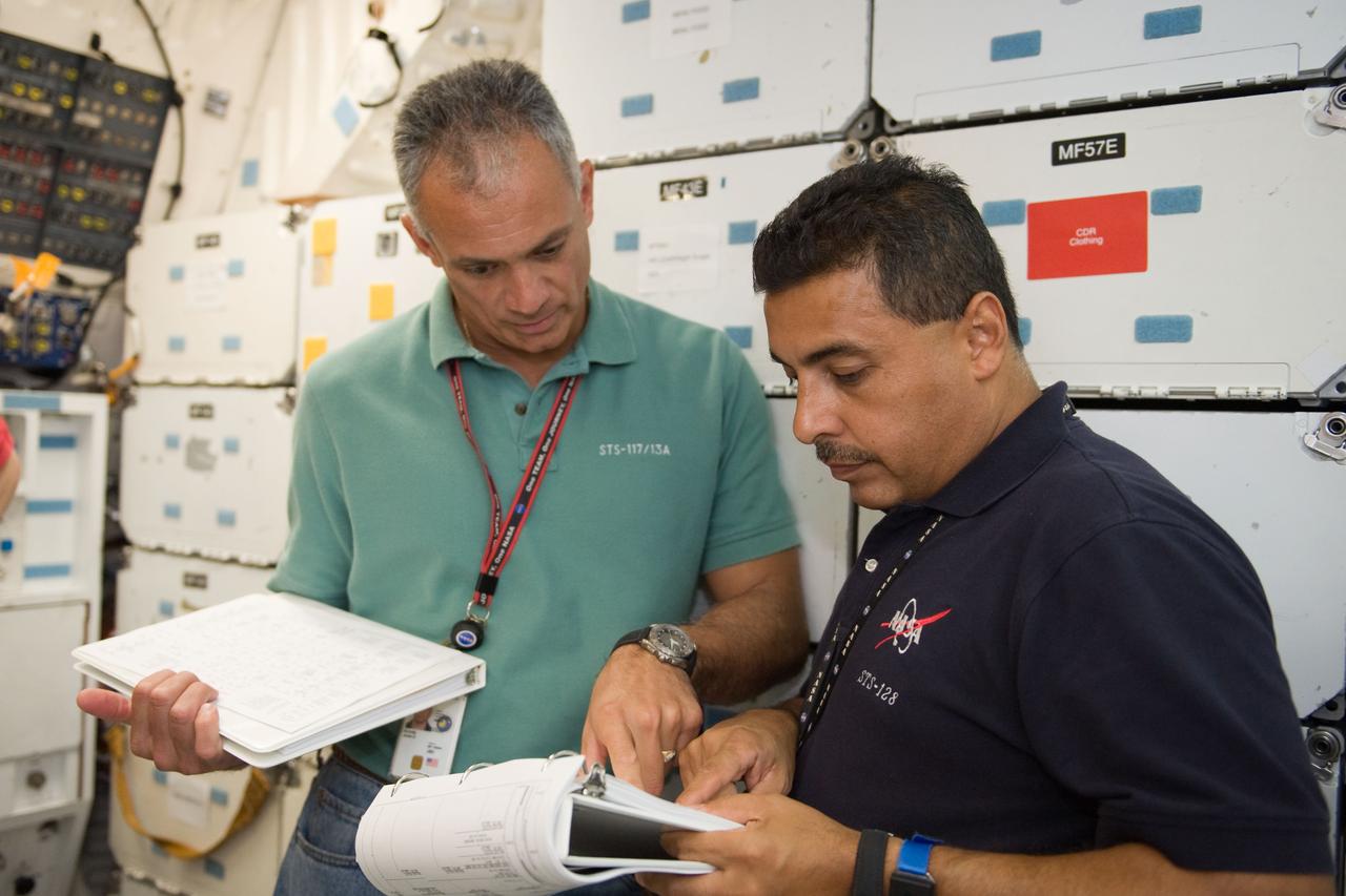 PHOTO DATE: 06-26-09 LOCATION: Bldg 9NW, FFT SUBJECT: STS-128 crew during space station ingress/egress timeline training with instructors Bob Behrendsen and Glenn Johnson PHOTOGRAPHER: James Blair
