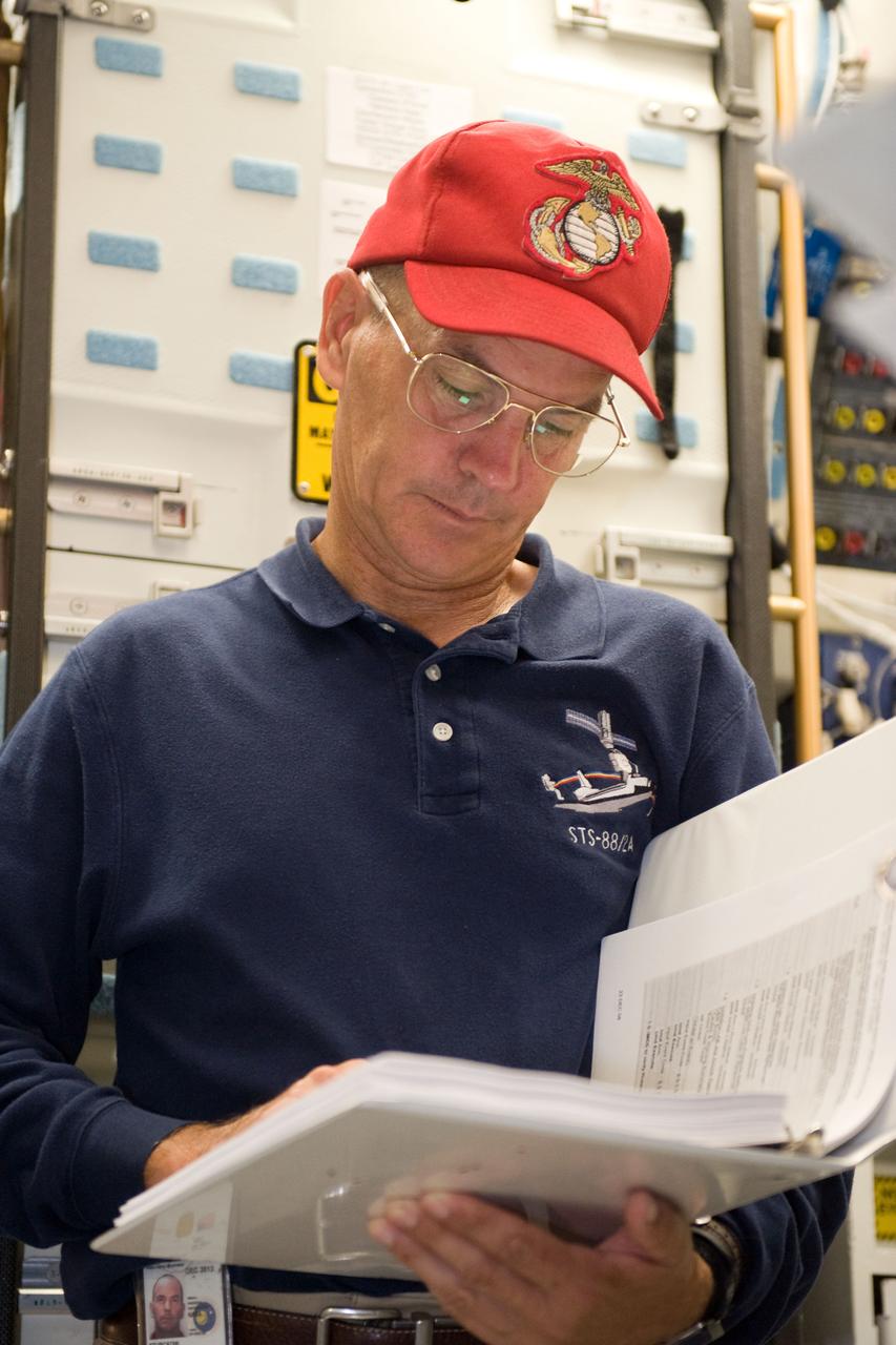 PHOTO DATE: 06-26-09 LOCATION: Bldg 9NW, FFT SUBJECT: STS-128 crew during space station ingress/egress timeline training with instructors Bob Behrendsen and Glenn Johnson PHOTOGRAPHER: James Blair