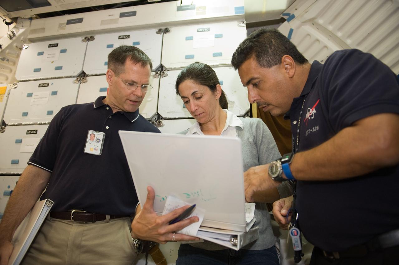PHOTO DATE: 06-26-09 LOCATION: Bldg 9NW, FFT SUBJECT: STS-128 crew during space station ingress/egress timeline training with instructors Bob Behrendsen and Glenn Johnson PHOTOGRAPHER: James Blair