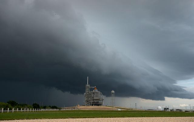 NASA image: Space Shuttle Endeavour on Pad 39a