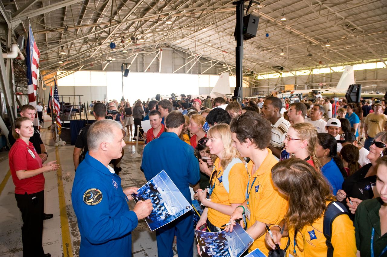 STS-127 Crew Return, Ellington Field Location: Ellington, 990