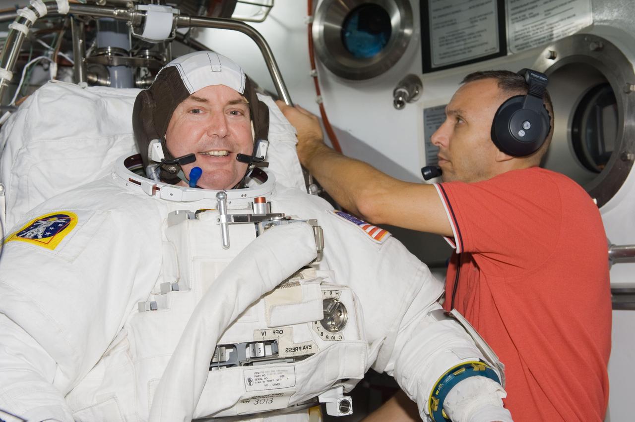 DATE: 08/19/09 LOCATION: Bldg 7/SSATA Chamber SUBJECT: SSATA Crew Training and EMU Verification for STS-129 crew member Mike Foreman during suited dry run PHOTOGRAPHER: Lauren Harnett 