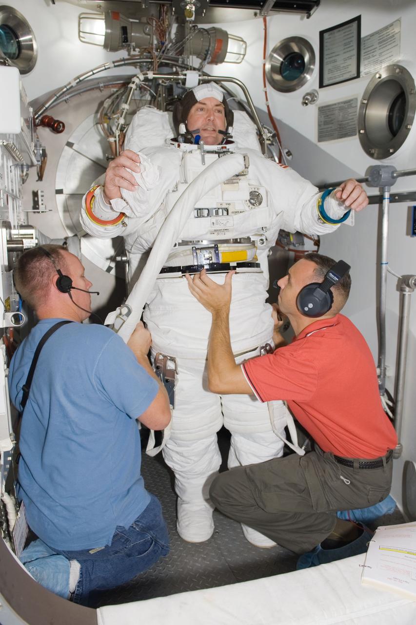 DATE: 08/19/09 LOCATION: Bldg 7/SSATA Chamber SUBJECT: SSATA Crew Training and EMU Verification for STS-129 crew member Mike Foreman during suited dry run PHOTOGRAPHER: Lauren Harnett 