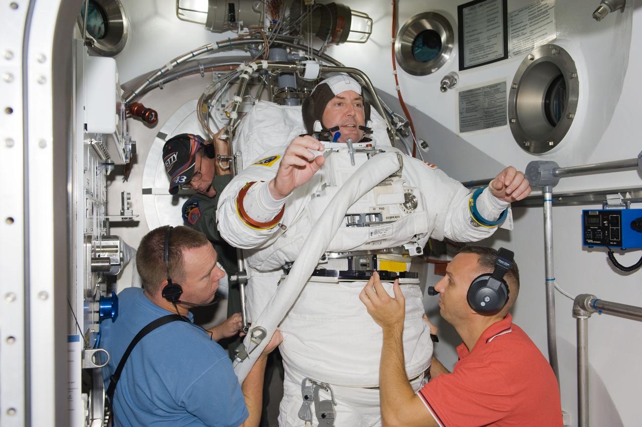 DATE: 08/19/09 LOCATION: Bldg 7/SSATA Chamber SUBJECT: SSATA Crew Training and EMU Verification for STS-129 crew member Mike Foreman during suited dry run PHOTOGRAPHER: Lauren Harnett 