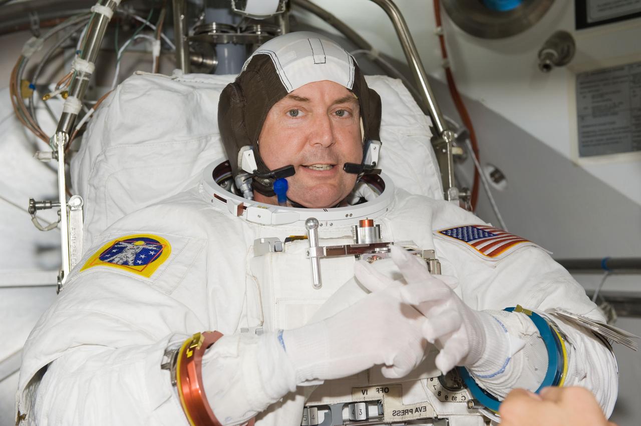 DATE: 08/19/09 LOCATION: Bldg 7/SSATA Chamber SUBJECT: SSATA Crew Training and EMU Verification for STS-129 crew member Mike Foreman during suited dry run PHOTOGRAPHER: Lauren Harnett 