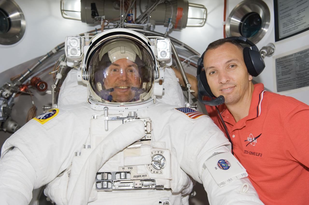 DATE: 08/19/09 LOCATION: Bldg 7/SSATA Chamber SUBJECT: SSATA Crew Training and EMU Verification for STS-129 crew member Mike Foreman during suited dry run PHOTOGRAPHER: Lauren Harnett 