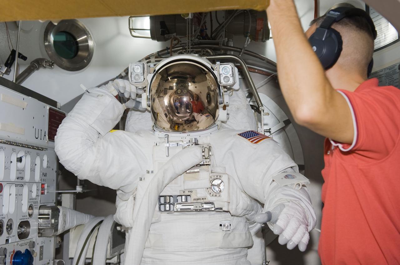 DATE: 08/19/09 LOCATION: Bldg 7/SSATA Chamber SUBJECT: SSATA Crew Training and EMU Verification for STS-129 crew member Mike Foreman during suited dry run PHOTOGRAPHER: Lauren Harnett 