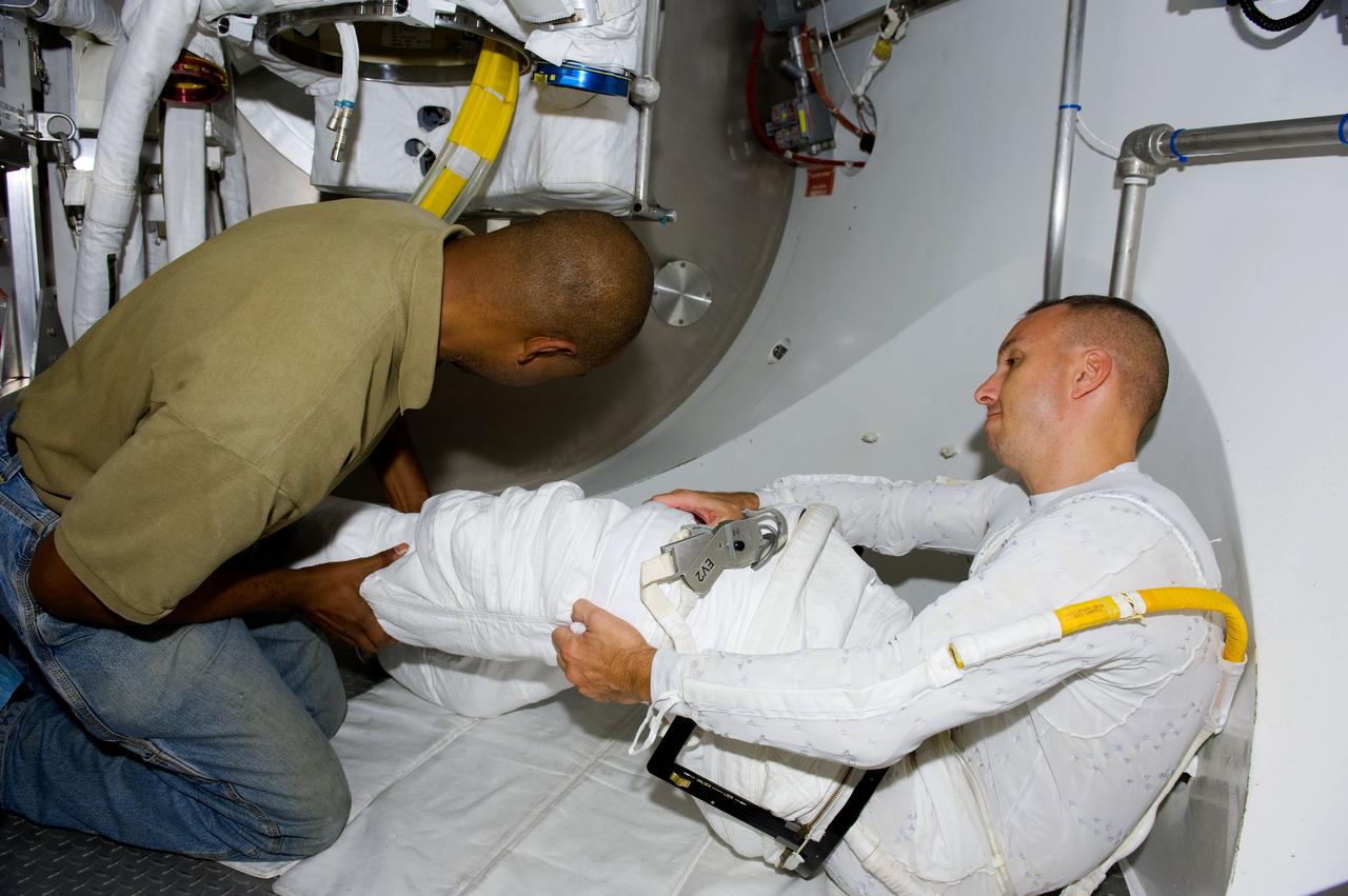 PHOTO DATE: 08/24/09 LOCATION: Bldg 7/SSATA Chamber SUBJECT: SSATA Crew Training and EMU Verification for STS-129 crew member Randy Bresnik during suited dry run PHOTOGRAPHER: Lauren Harnett