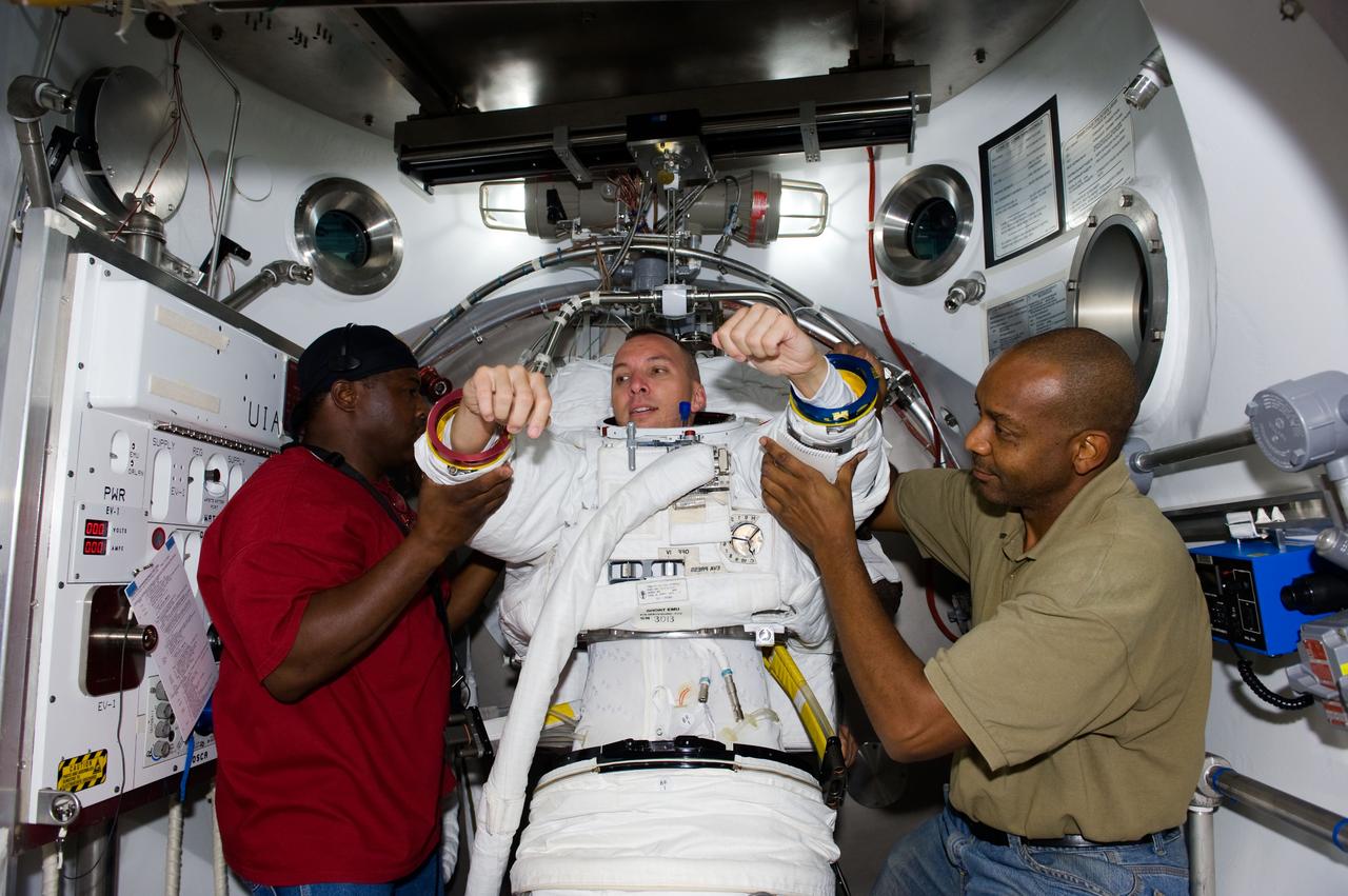 PHOTO DATE: 08/24/09 LOCATION: Bldg 7/SSATA Chamber SUBJECT: SSATA Crew Training and EMU Verification for STS-129 crew member Randy Bresnik during suited dry run PHOTOGRAPHER: Lauren Harnett