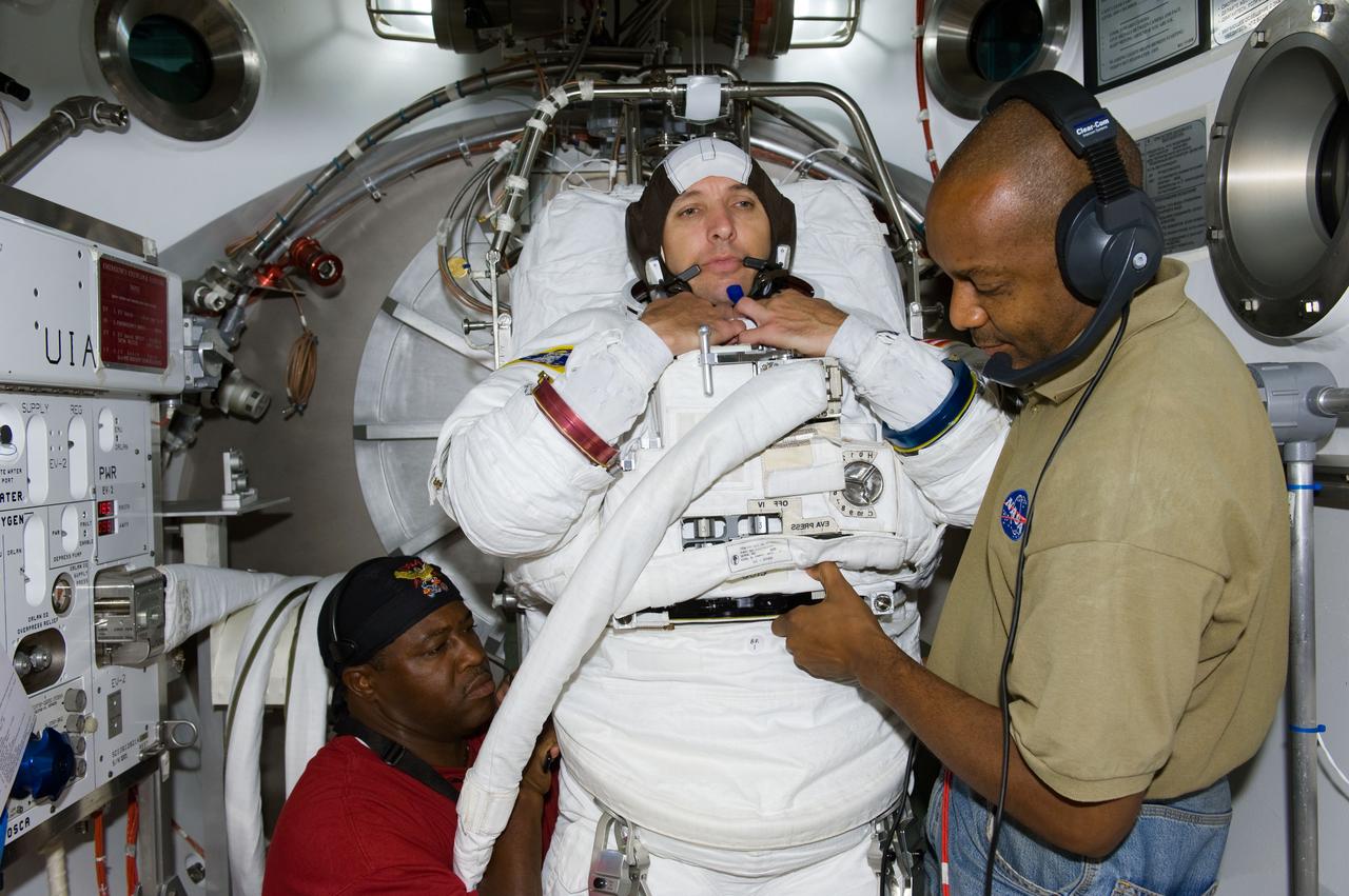 PHOTO DATE: 08/24/09 LOCATION: Bldg 7/SSATA Chamber SUBJECT: SSATA Crew Training and EMU Verification for STS-129 crew member Randy Bresnik during suited dry run PHOTOGRAPHER: Lauren Harnett