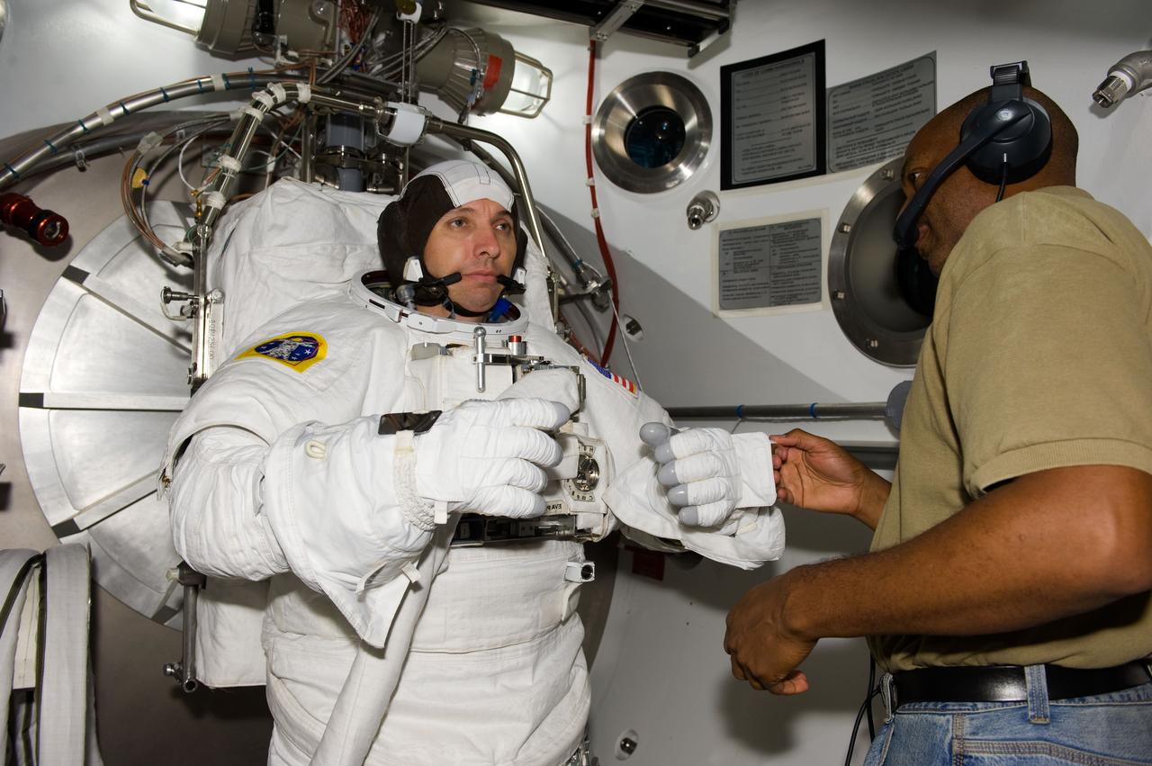 PHOTO DATE: 08/24/09 LOCATION: Bldg 7/SSATA Chamber SUBJECT: SSATA Crew Training and EMU Verification for STS-129 crew member Randy Bresnik during suited dry run PHOTOGRAPHER: Lauren Harnett