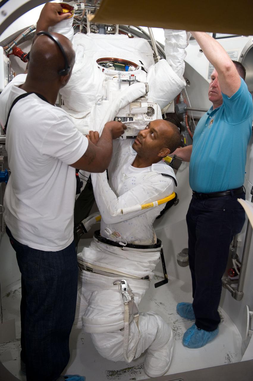 PHOTO DATE(S): 08/27/09 (Satcher) @ 0900 LOCATION: Bldg 7/SSATA Chamber SUBJECT: SSATA Crew Training and EMU Verification for STS-129 crew member Robert Satcher during suited dry run. Test Director: Cristina Anchondo. PHOTOGRAPHER: BLAIR