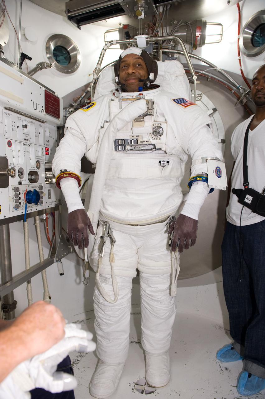 PHOTO DATE(S): 08/27/09 (Satcher) @ 0900 LOCATION: Bldg 7/SSATA Chamber SUBJECT: SSATA Crew Training and EMU Verification for STS-129 crew member Robert Satcher during suited dry run. Test Director: Cristina Anchondo. PHOTOGRAPHER: BLAIR