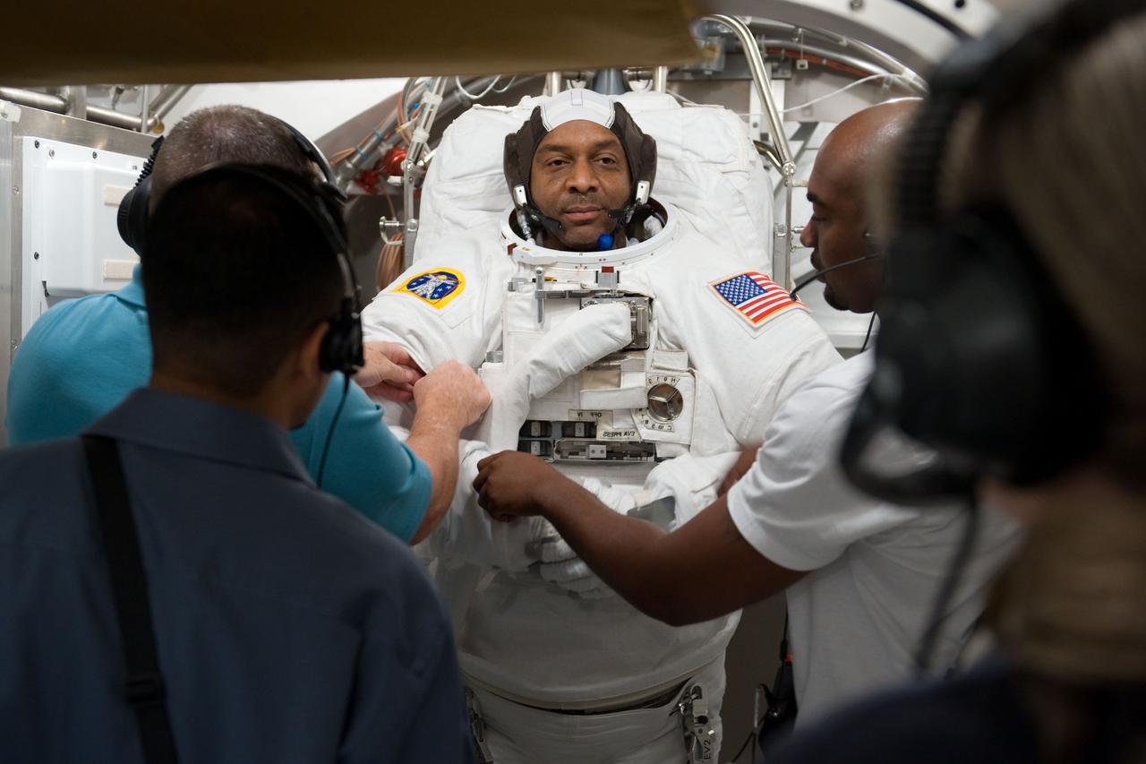 PHOTO DATE(S): 08/27/09 (Satcher) @ 0900 LOCATION: Bldg 7/SSATA Chamber SUBJECT: SSATA Crew Training and EMU Verification for STS-129 crew member Robert Satcher during suited dry run. Test Director: Cristina Anchondo. PHOTOGRAPHER: BLAIR