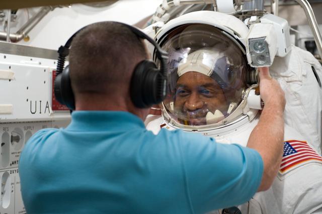NASA image: SSATA Crew Training and EMU Verification for STS-129 crew member Robert Satcher 