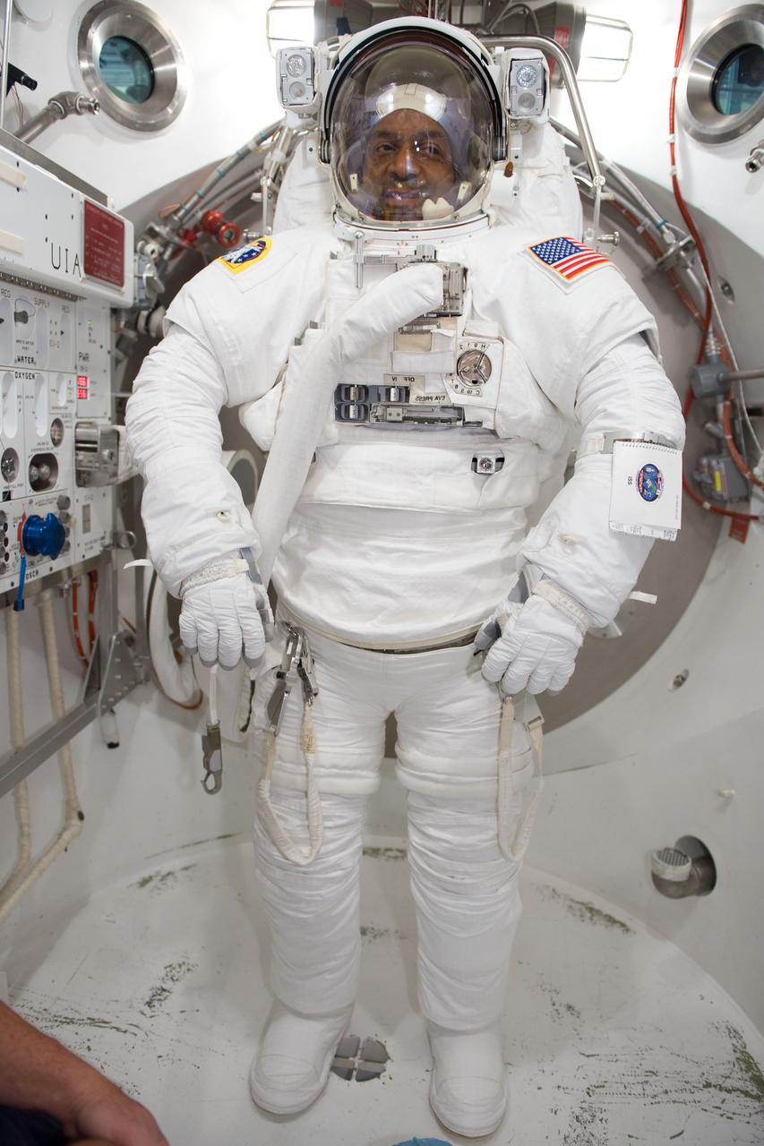 PHOTO DATE(S): 08/27/09 (Satcher) @ 0900 LOCATION: Bldg 7/SSATA Chamber SUBJECT: SSATA Crew Training and EMU Verification for STS-129 crew member Robert Satcher during suited dry run. Test Director: Cristina Anchondo. PHOTOGRAPHER: BLAIR