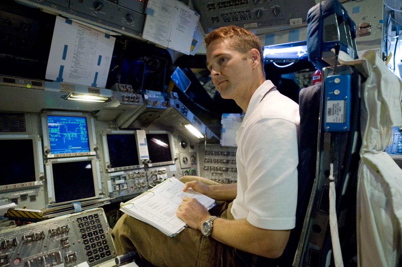 JSC2009-E-207326 (11 Sept. 2009) --- NASA astronaut James P. Dutton Jr., STS-131 pilot, occupies the pilot?s station during a training session in the shuttle mission simulator (SMS) in the Jake Garn Simulation and Training Facility at NASA?s Johnson Space Center.