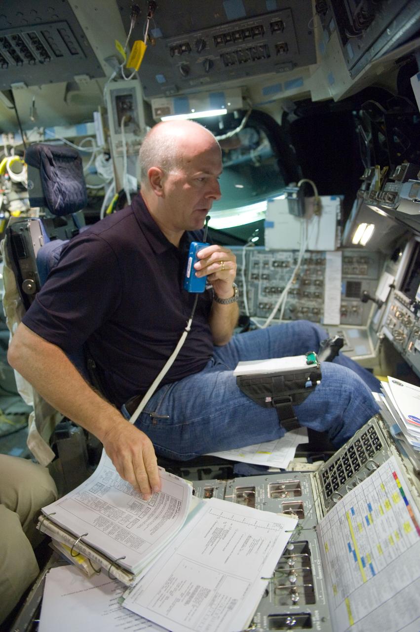 JSC2009-E-207367 (11 Sept. 2009) --- NASA astronaut Alan Poindexter, STS-131 commander, occupies the commander?s station during a training session in the shuttle mission simulator (SMS) in the Jake Garn Simulation and Training Facility at NASA?s Johnson Space Center.